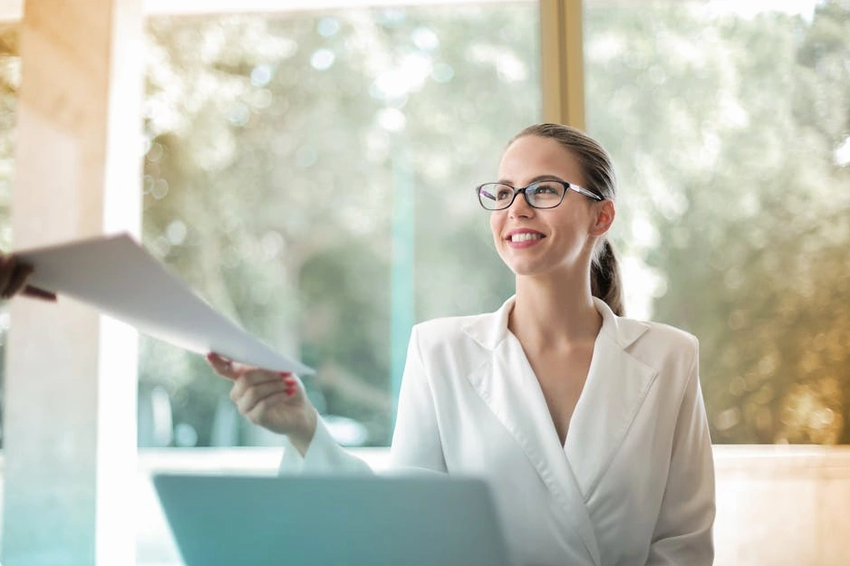 Dashboard s klíčovými obchodními metrikami a grafy